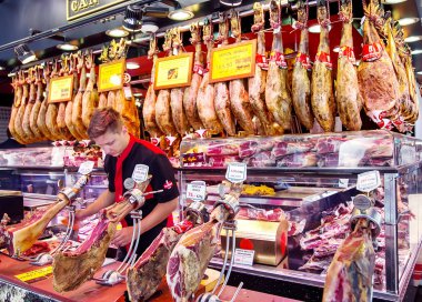 Genç İspanyol dağıtıcı Iberico ve serrano jamon Dilimleme