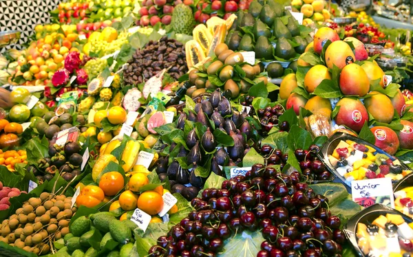 Mercado La Boqueria com legumes e frutas — Fotografia de Stock