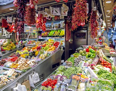 La Boqueria Pazar sebze ve sıcak biber demetleri