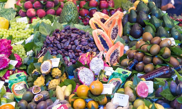 La Boqueria piac, a zöldségek és gyümölcsök — Stock Fotó