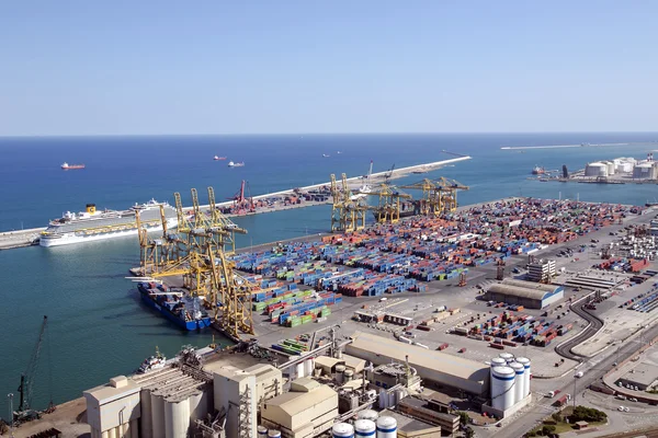 Une vue aérienne de la colline de Montjuic sur le port industriel — Photo