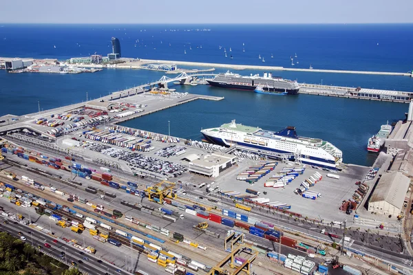 Letecký pohled od kopce Montjuic na průmyslové port — Stock fotografie