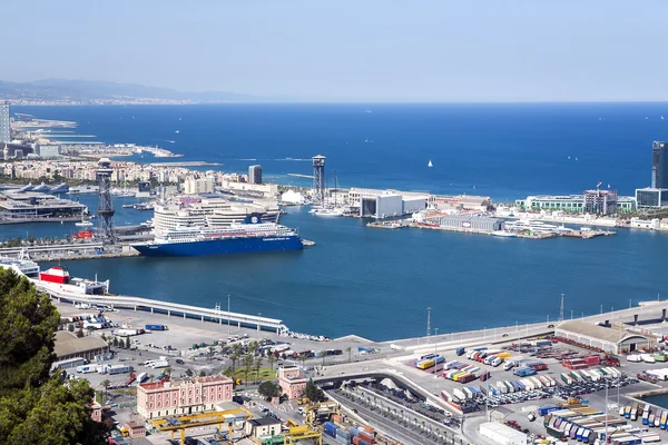 Una vista aérea desde la colina de Montjuic en el puerto de Vell — Foto de Stock
