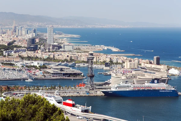 Montjuic hill Olimpiyat limandan görünümü