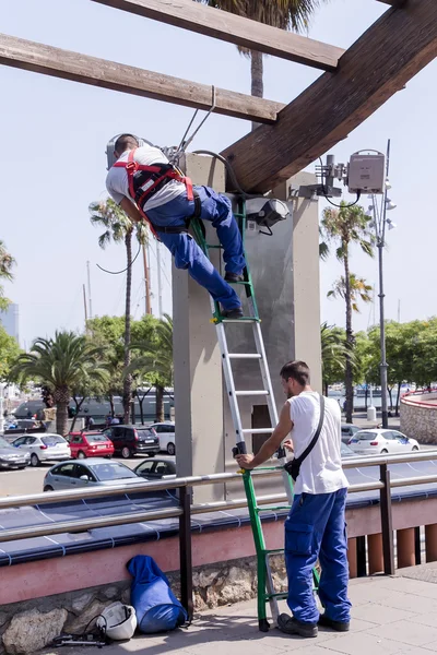Urban pracownicy spędzają napraw w pobliżu portu olimpijskiego — Zdjęcie stockowe