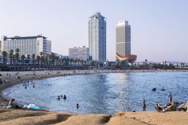 Barceloneta plaj akşam güneş ışığı altında