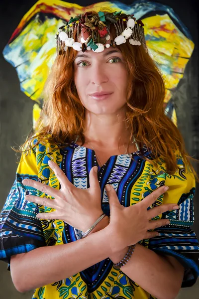 Red-haired beautiful girl with green eyes in African national costume — Stock Photo, Image