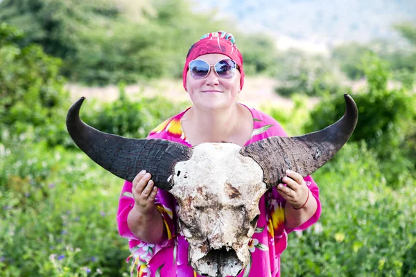 Donna sorridente con in mano un teschio di bufalo — Foto Stock