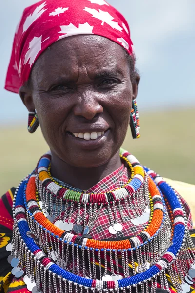 与传统穿甲和珠饰马赛部落女人 — 图库照片
