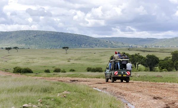 Keresztül a Masai Mara Nemzeti Park Jeep hordozza a helyi afrikai lakosok — Stock Fotó