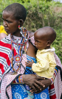 Masai kabilesi kadın ellerinde küçük bebek