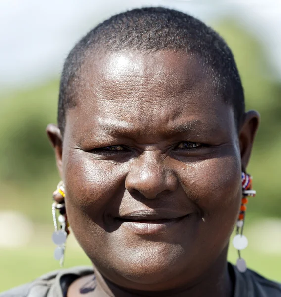 Maasai tribu mujer primer plano con piercings tradicionales —  Fotos de Stock