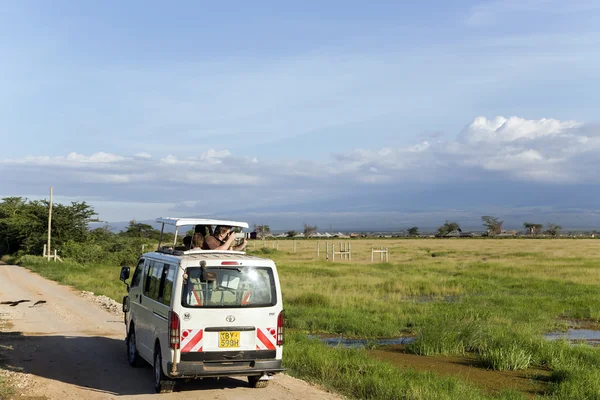 Vizitatori pe jeep Shoot lângă Muntele Kilimanjaro — Fotografie, imagine de stoc