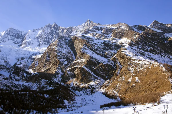 Гора с гонораром (Fee Gletcier) в Saas Fee — стоковое фото