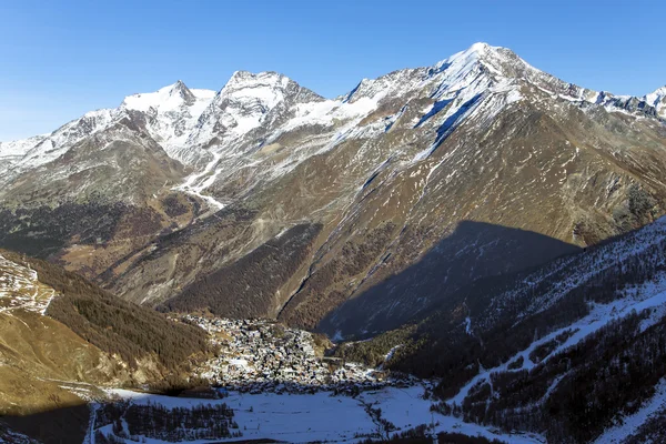 Pohled na jeden z nejoblíbenějších lyžařské středisko Saas-Fee — Stock fotografie