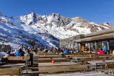 Güneşlenme terası ile popüler kayak Restoran Morenia görünümünü Saas-Fee yakınındaki 2550 m yükseklikte yer almaktadır