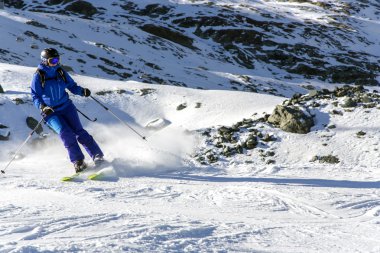 Kayakçı karlı yamaç Felskinn karda yolları spor