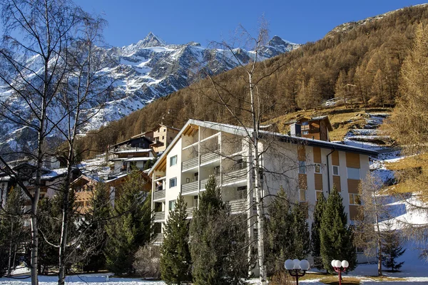 Modernt hotell i den charmiga schweiziska semesterorten Saas-Fee — Stockfoto