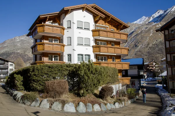 Modernt hotell i den charmiga schweiziska semesterorten Saas-Fee — Stockfoto