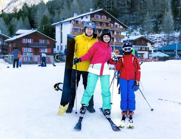 Młodych aktywnych rodzin cieszy się sporty zimowe w urokliwym kurorcie szwajcarskim Saas-Fee — Zdjęcie stockowe