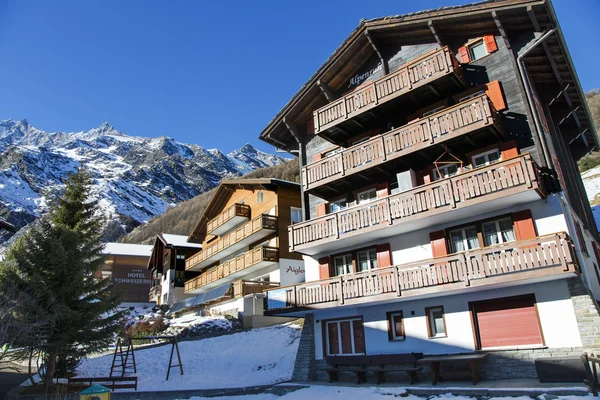 Moderna trä hotell i den charmiga schweiziska semesterorten Saas-Fee — Stockfoto