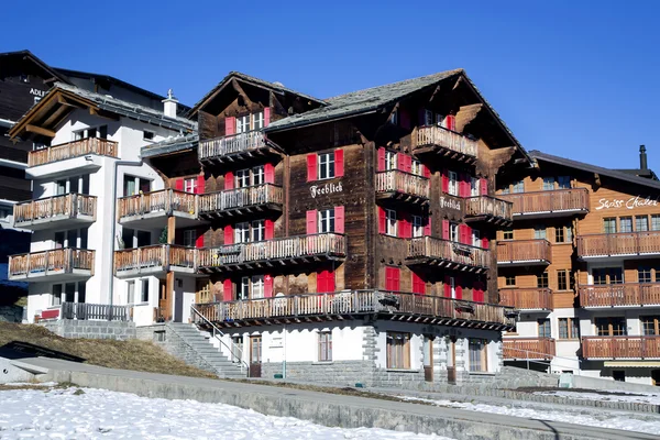 Modern wooden hotels in the charming Swiss resort of Saas-Fee — Stock Photo, Image