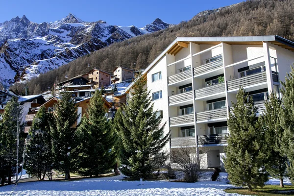 Nowoczesne Hotele w urokliwym kurorcie szwajcarskim Saas-Fee — Zdjęcie stockowe