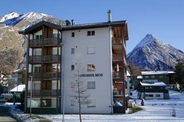 Bir Saas-Fee büyüleyici İsviçre beldesinde modern otel