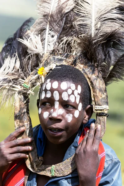 Niños africanos con tocado de plumas de avestruz y marcas pintadas de la cara — Foto de Stock