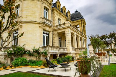 FRANCE, BORDEAUX, MAYIS, 18, 2019 - Güzel şato - Saint Grand Barrail Oteli - Emilion, Bordeaux, Fransa. Saint-Emilion bölgesi en ünlü şarap üreten şatosuyla çevrili..