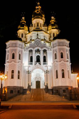 UKRAINE, KHARKOV, Temmuz 2015 - Kharkov 'daki Myrrh taşıyan kilise. Modern tapınak 2015 yılında Ukrayna Barok tarzında akşam aydınlatması ile inşa edilmiştir..