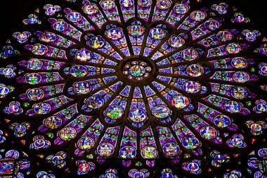 FRANCE, PARIS, MAYIS, 19 MAYIS - Fransa 'nın Notre Dame de Paris şehrindeki leke kaplı cam kenarlı kuzey gül penceresi. Kuzey gülü yaklaşık 1250 yılında yaratıldı. (fotoğraf yangından önce çekildi.)