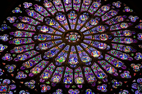 フランス 2015年5月19日 フランス ノートルダム大聖堂のステンドグラスの北側が窓を開けました 北のバラは1250年頃に作成されました 火事の前に撮られた写真 — ストック写真