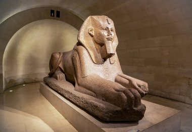 Fransa, Paris, Louvre, Mısır Salonu, Mayıs 2015 - Tek bir parça pembe granitten oyulmuş Büyük Sfenks heykeli, bir aslan cesediyle firavunu tasvir eder.