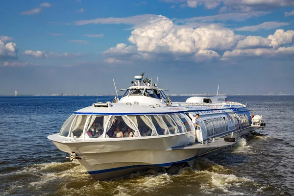 Peterhof Saint Petersburg Russia July 2016 Excursion Ship Tourists Gulf — Stock Photo, Image