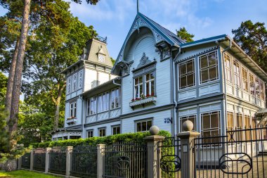 LATVIA, JURMALA, HAZİRAN, 2019 - Jurmala, Letonya 'da açılış oymaları ve taretleri olan antik ahşap ev