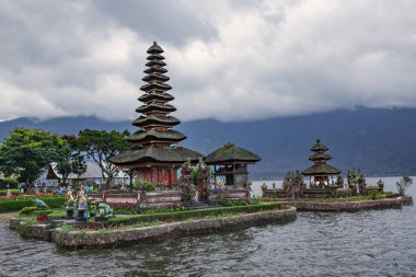 UBUD, BALI, INDONESIA, AUGust, 2019: Güzel Pura Ulun Danu Batur, Endonezya 'nın Bali kentinde sönmüş bir volkanın yüksek bir kraterinde Beratan gölü üzerinde yer alan bir tapınaktır.