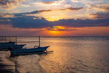 Endonezya, Bali 'deki Hint Okyanusu üzerinde altın gün batımı