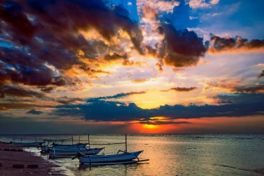 Endonezya, Bali 'deki Hint Okyanusu üzerinde altın gün batımı