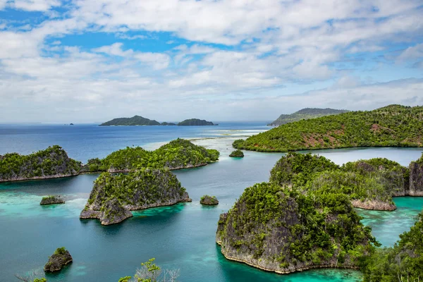 Una Hermosa Laguna Está Rodeada Islas Piedra Caliza Raja Ampat — Foto de Stock