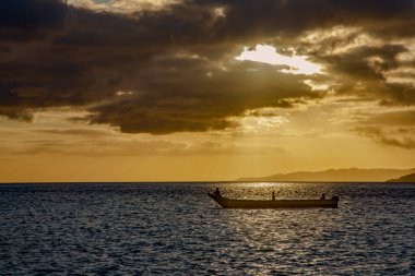 Hint Okyanusu, Batı Papua, Endonezya 'daki Raja Ampat adaları üzerinde gün batımı