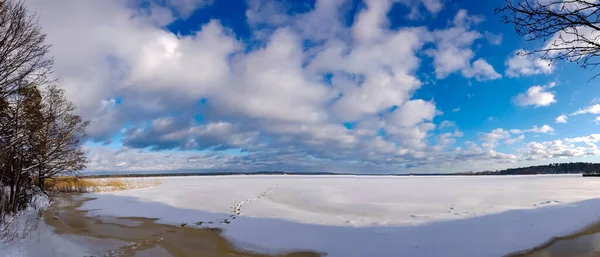 ラトビアのリガで雪の足跡を持つ雪の湖のパノラマ — ストック写真