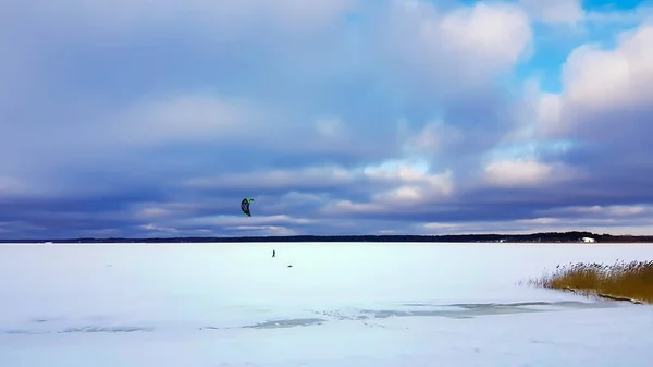 Panorama Lago Nevado Con Deportista Solitario Haciendo Kite Invierno Riga —  Fotos de Stock