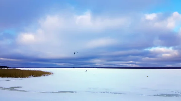 Panorama Snöig Sjö Med Ensam Idrottsman Gör Vinterkiting Riga Lettland — Stockfoto