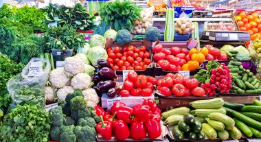 Letonya Riga Merkez pazarındaki çiftçi pazarında taze ve organik sebzeler