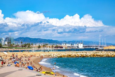 İspanya, BARCELONA, SEPTEMBER, 2020 - Akdeniz 'de Barceloneta plajı, İspanya' nın Barcelona şehrinde sıcak bir sonbahar günü tatilcileri