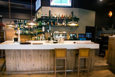 İspanya, BARCELONA, EPTEMBER, 2020: Barcelona 'da restoran ve bar içi. Modern Avrupa küçük rahat restoranı.