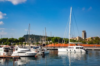 İspanya, BARCELONA, SEPTEMBER, 2020: Port Vell 'de tekne ve yelkenliler (Old Harbour). Port Vell ve Rambla de Mar - Barcelona 'nın en önemli eğlencelerinden biri..