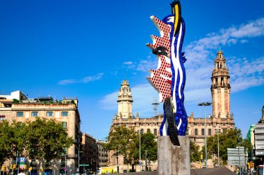 İspanya, BARCELONA, SEPTEMBER, 2020 - Barcelona Merkez Postanesinde şehir manzarası ve Barcelona Moll de la Fusta 'da Roy Lichtenstein' in baş heykeli.