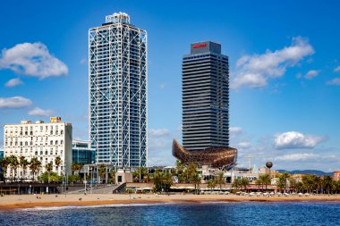 İspanya, BARCELONA, SEPTEMBER, 2020 - Olimpiyat limanı yakınlarındaki Sandy Barceloneta plajı arka planda Frank Gehrys Altın Balığı Vila Olimpica, Barcelona, Katalonya, İspanya.